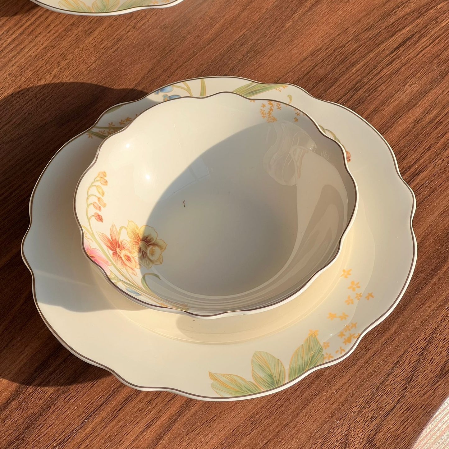 28pcs پۆرسەلین گوڵاوی شەپۆلدار سێت مێزی مێزی مێز