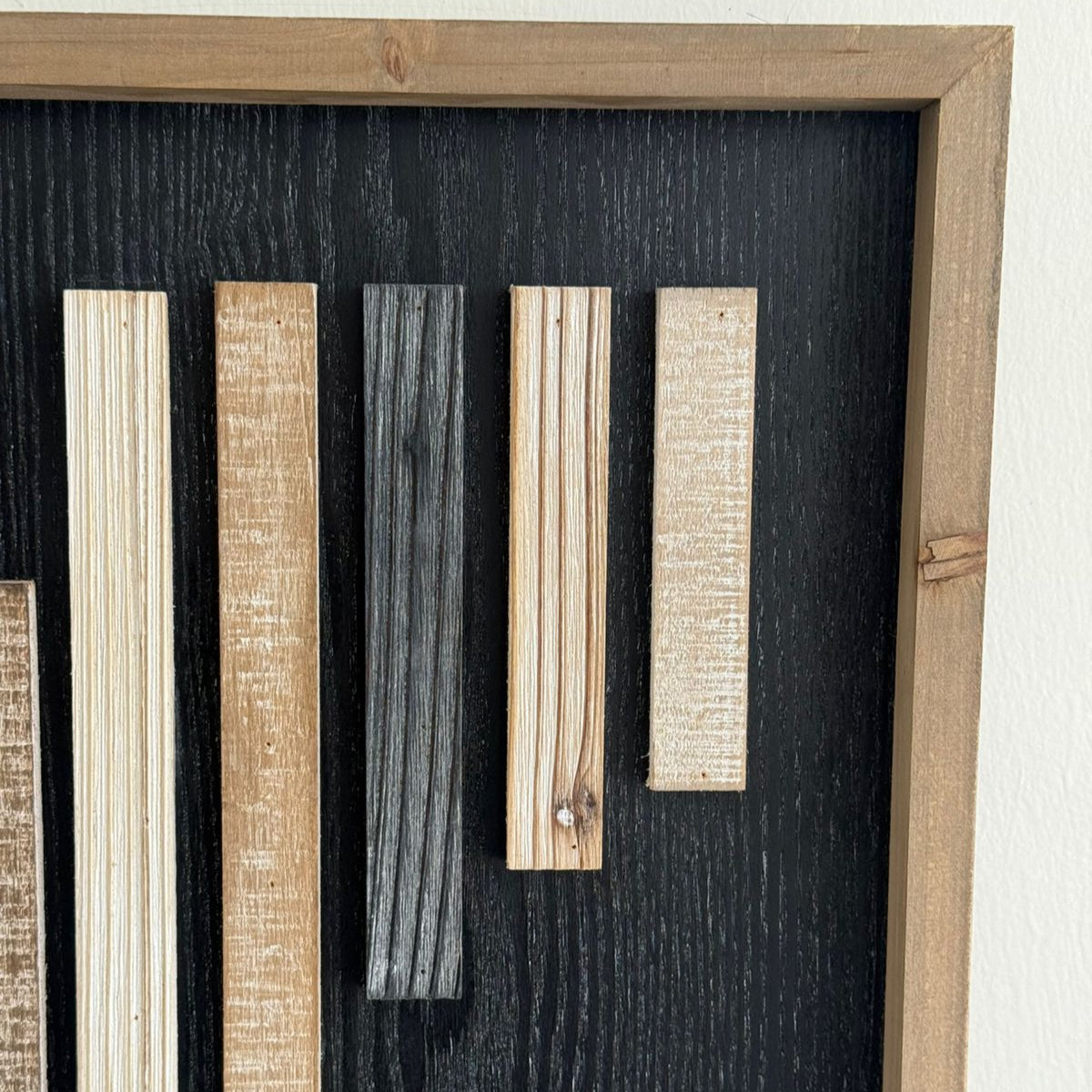 دیکۆری هونەری دیواری ڕەش و دار