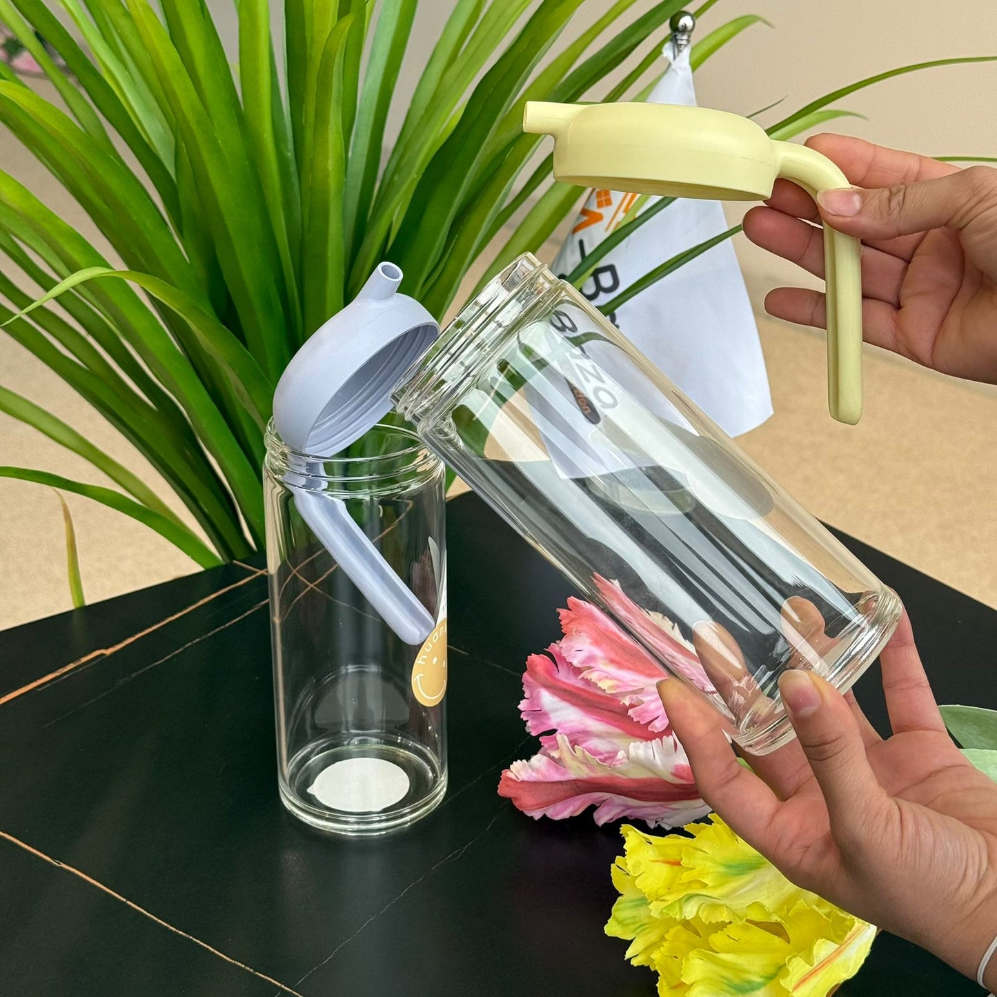 إبريق زجاجي صغير بغطاء سيليكون