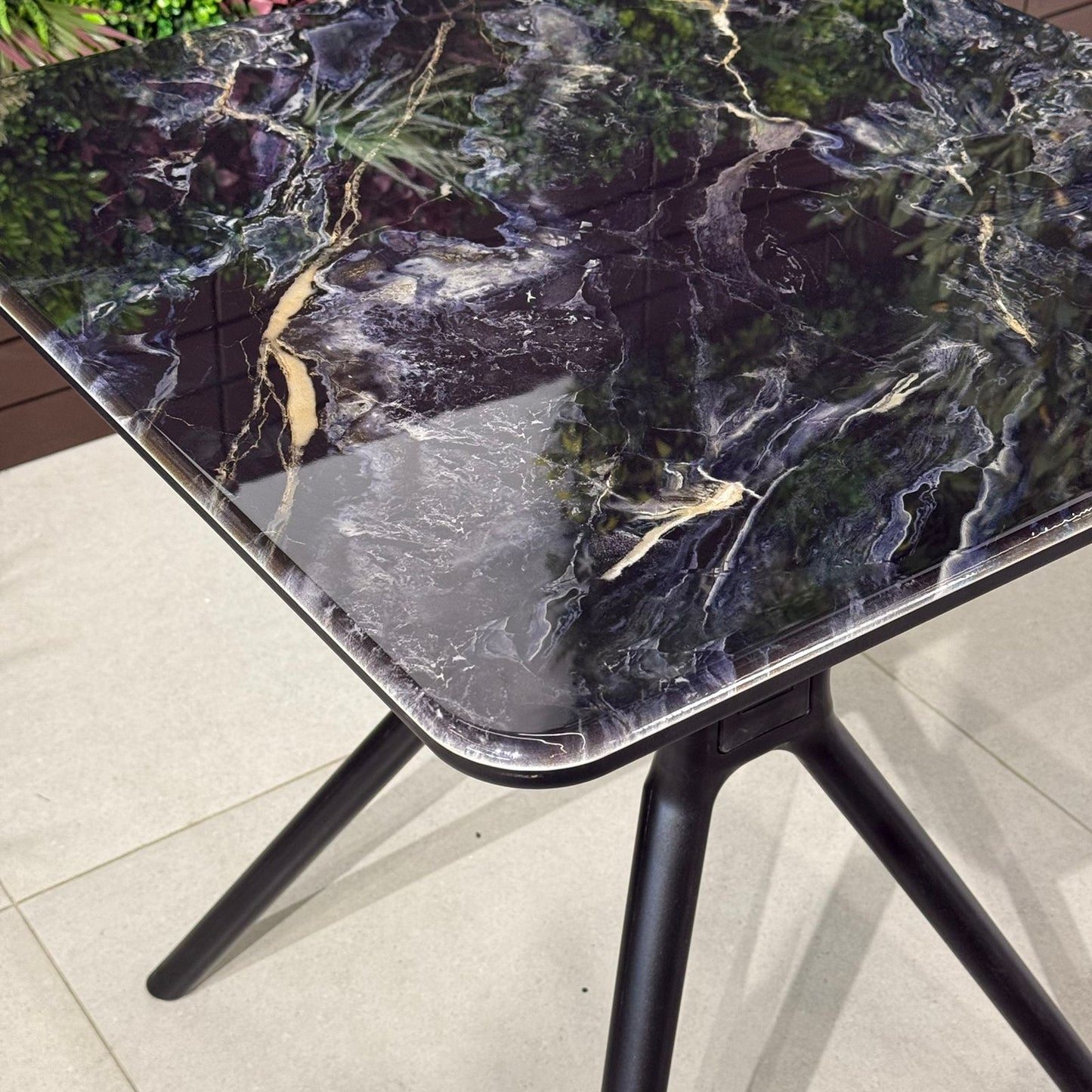 مێزی نانخواردنی چوارگۆشەی ماربێلا