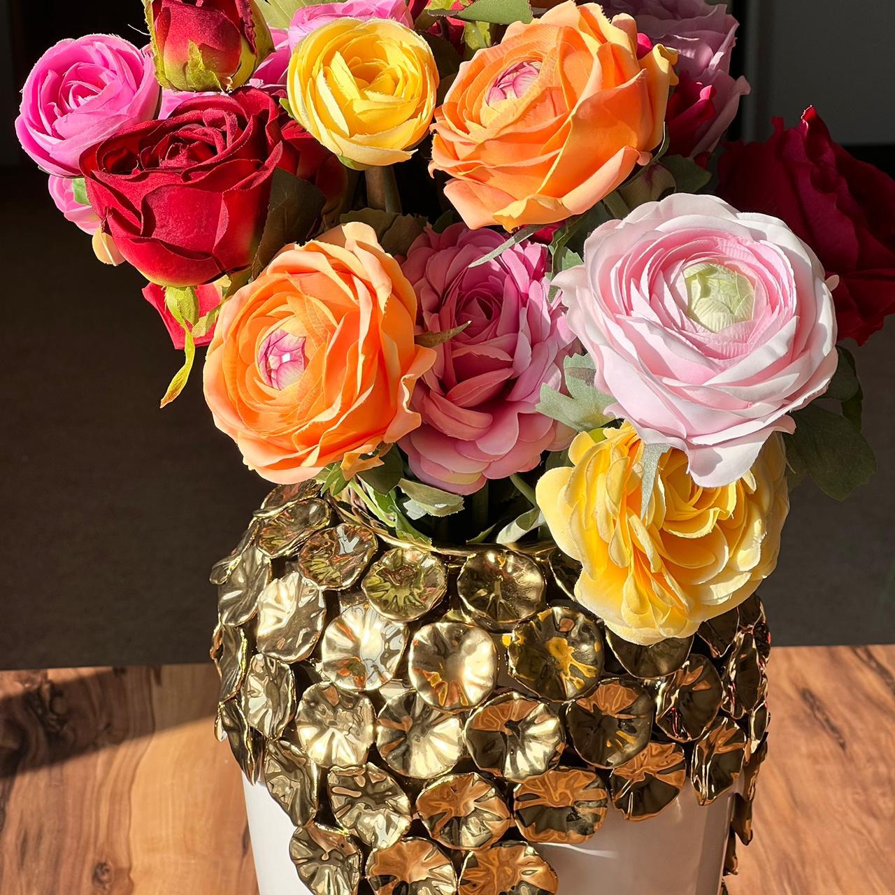 گوڵدانێکی دیکۆراتی لوکس بە گوڵی زێڕین