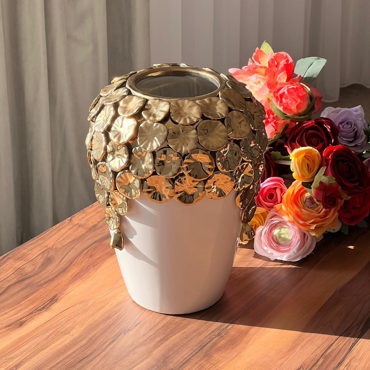 گوڵدانێکی دیکۆراتی لوکس بە گوڵی زێڕین