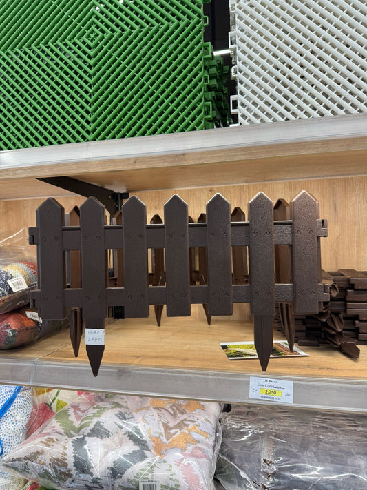 سیاجێکی باخچەی خۆپیشاندان بە پلاستیک