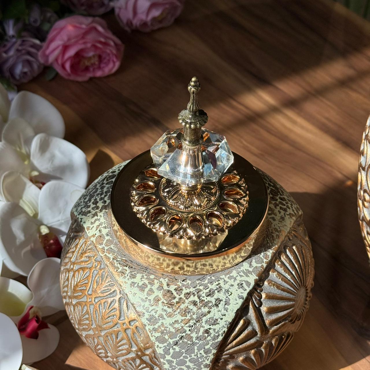 شێوەی پەرداخی گیگەر بە قاپەکانی دیکۆرات