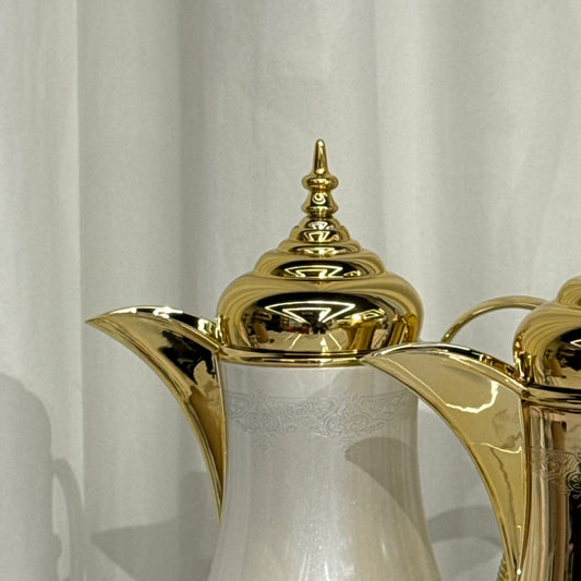 ترمس قهوة وشاي فاخر وأنيق معزول