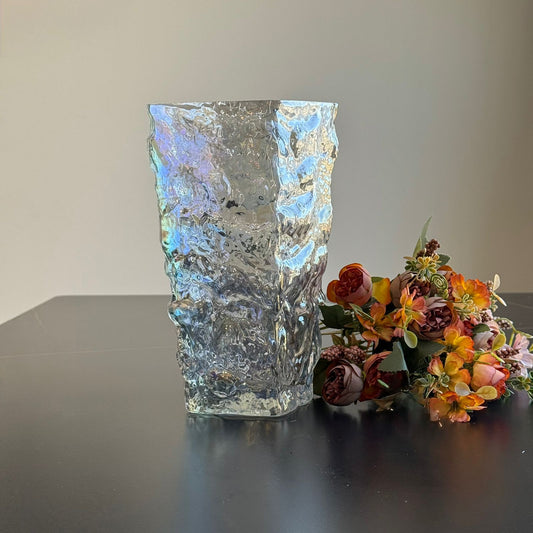 مزهرية حديثة منحوتة على الجليد