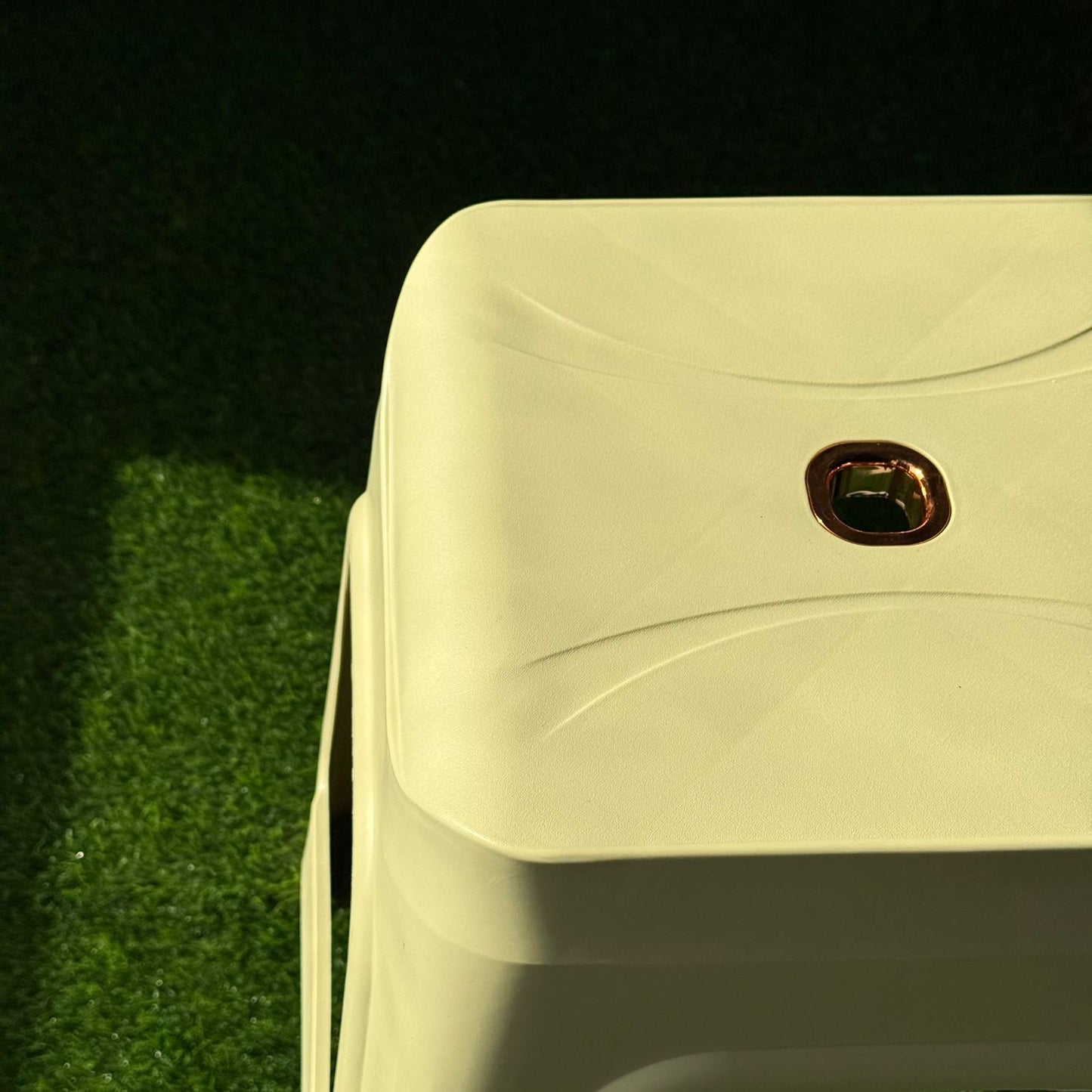 مقعد بلاستيكي مربع متين