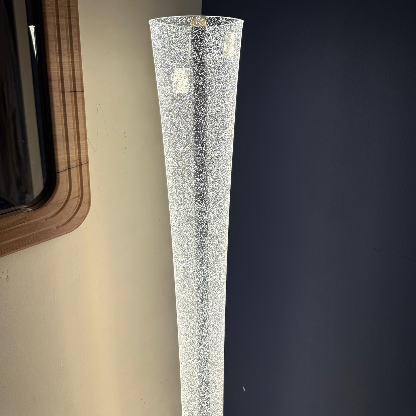 مصباح أرضي ذهبي أنيق مع غطاء قماشي مطوي