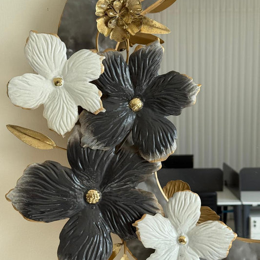 ئاوێنەیەکی دیکۆراتی بە چوارچێوەی گوڵ