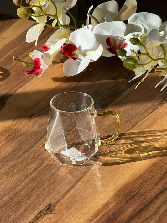 کۆمەڵێک جامی شووشەی نەخشی ئەڵماسی trasporent