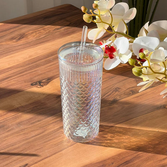 شووشەی نەخشی دەریاچەی تراسفاێنت لەگەڵ قاپ و پەڕۆ