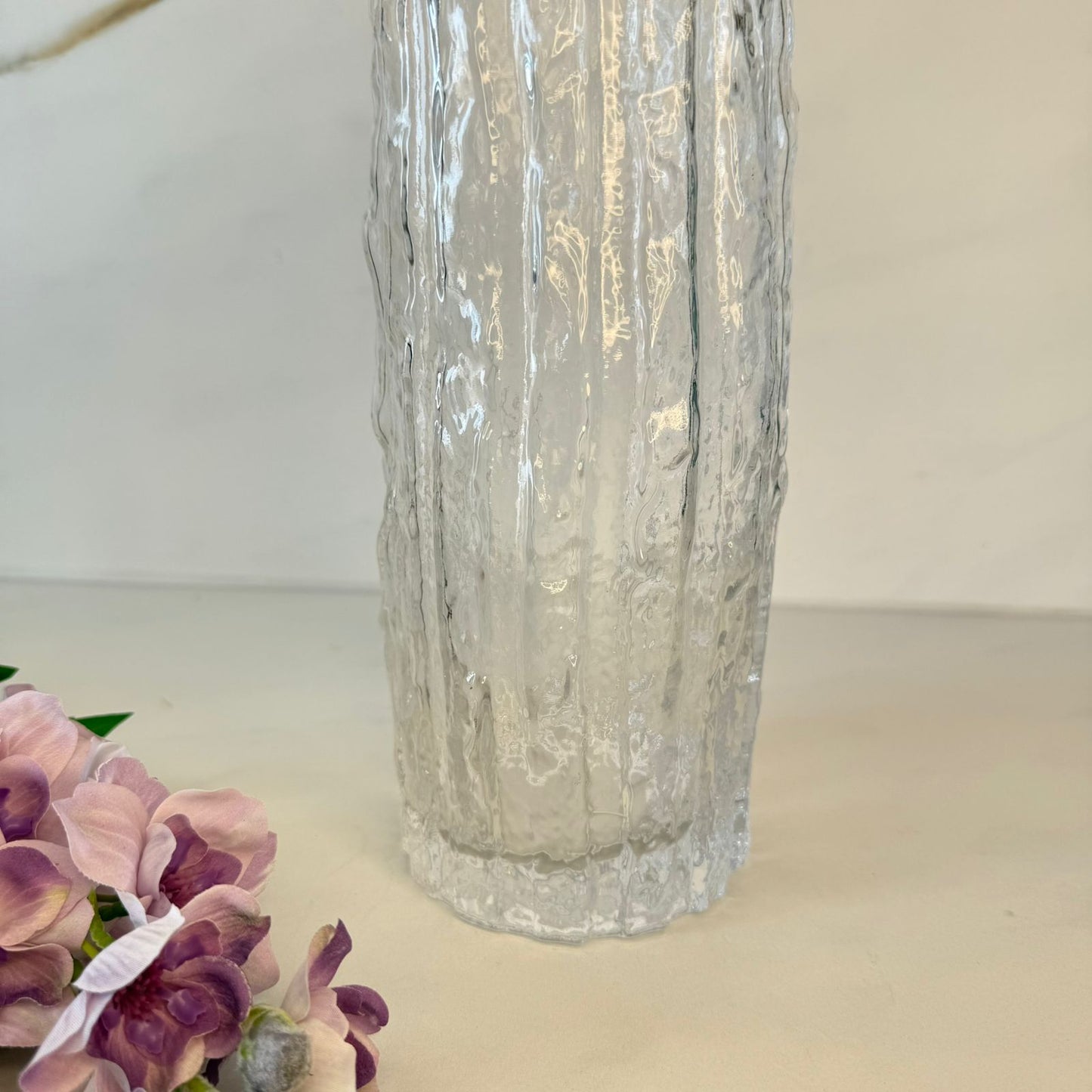 گوڵدانێکی شووشەیی شەفافی نەخشدار