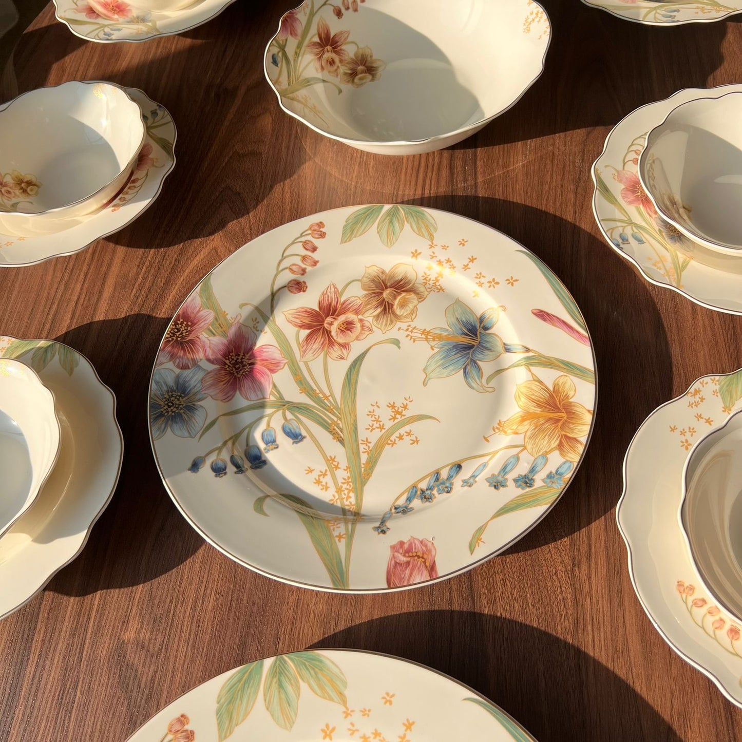 28pcs پۆرسەلین گوڵاوی شەپۆلدار سێت مێزی مێزی مێز