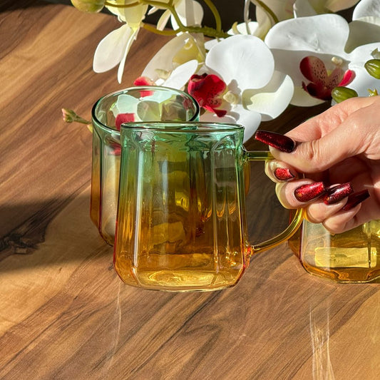 کۆمەڵێک جامی شووشەی قاوەیی trasporent بە دەستە