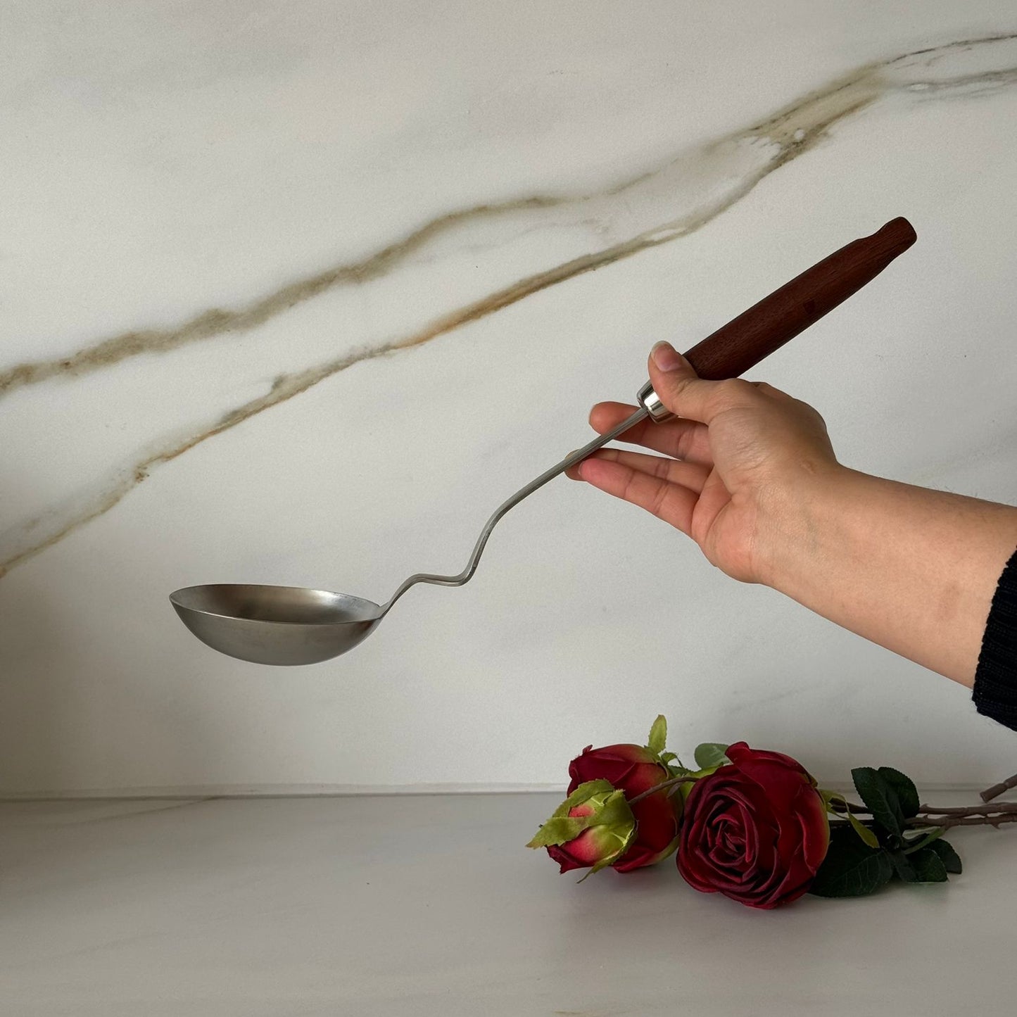 مجموعة أدوات المطبخ من الفولاذ المقاوم للصدأ بمقابض خشبية