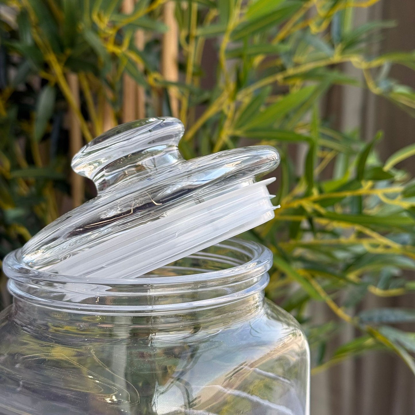 جرة تخزين زجاجية شفافة مع غطاء