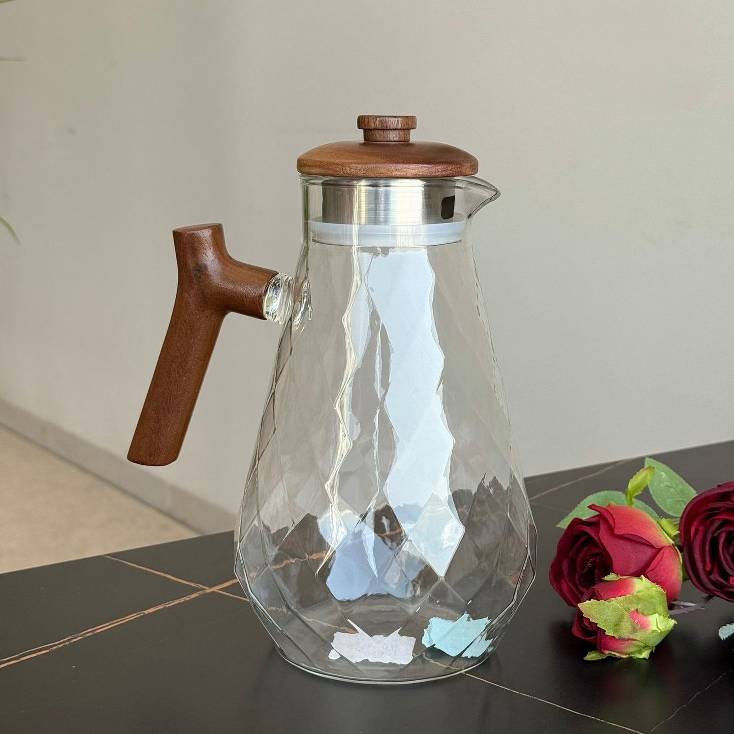 إبريق زجاجي أنيق بنمط ماسي مع مقبض وغطاء خشبي
