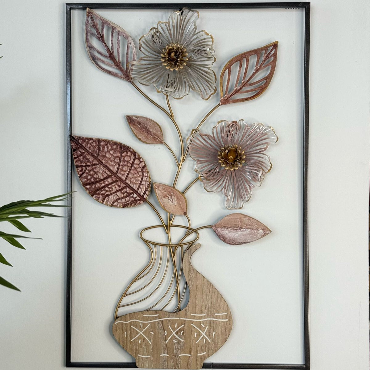 گوڵدانێکی کانزایی ڕەسەنی گوڵ بە دیکۆری دیواری چوارچێوە