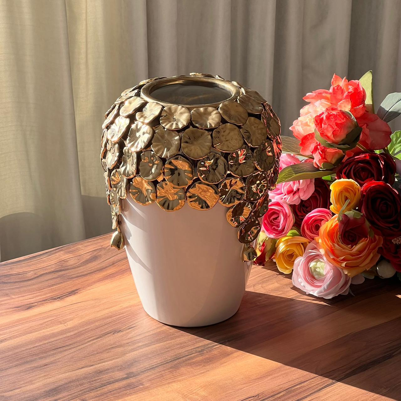 گوڵدانێکی دیکۆراتی لوکس بە گوڵی زێڕین