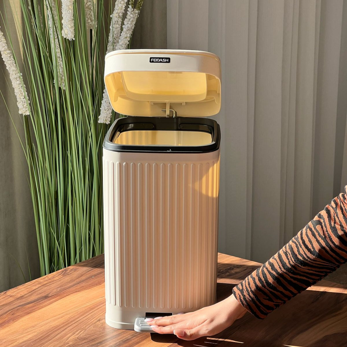 Type & Pedal Waste Bin داگرە