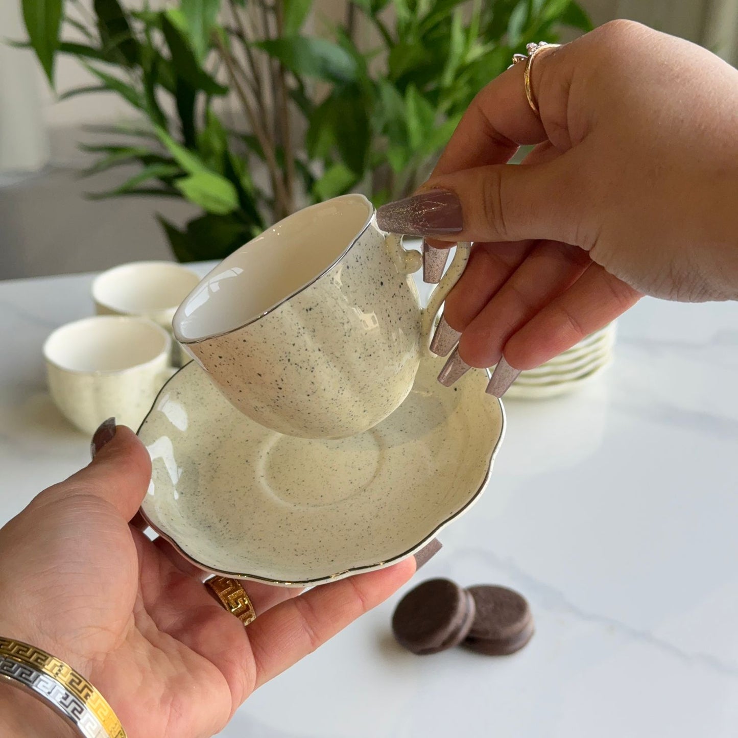 طقم فناجين قهوة وصحون من الخزف الحجري الكلاسيكي