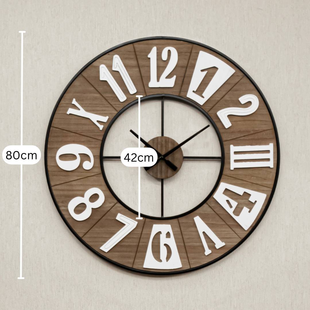 کاتژمێری دیواری دار لەسەر دیوار