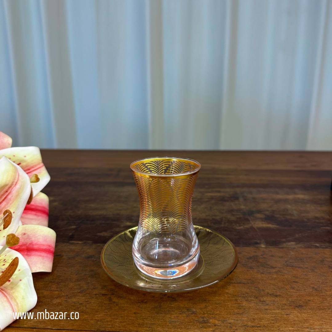 کوپێکی چای شووشەی لێواری زێڕین و سێتی ساوسێر