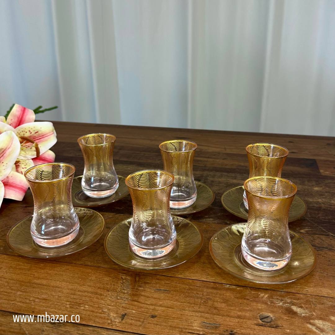 کوپێکی چای شووشەی لێواری زێڕین و سێتی ساوسێر