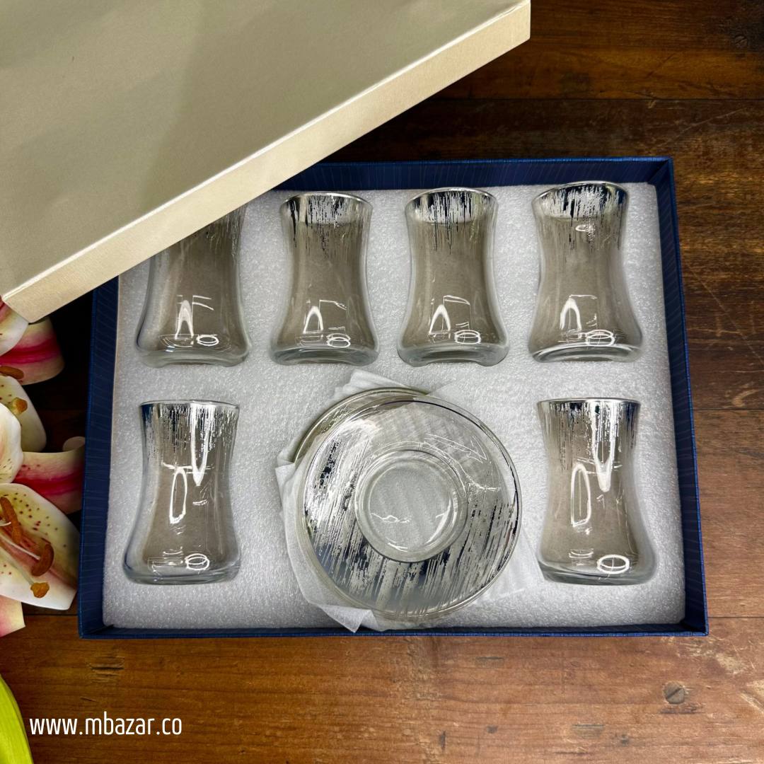 کوپێکی چای شووشەیی لێواری زیو و سێتێکی ساوسێر