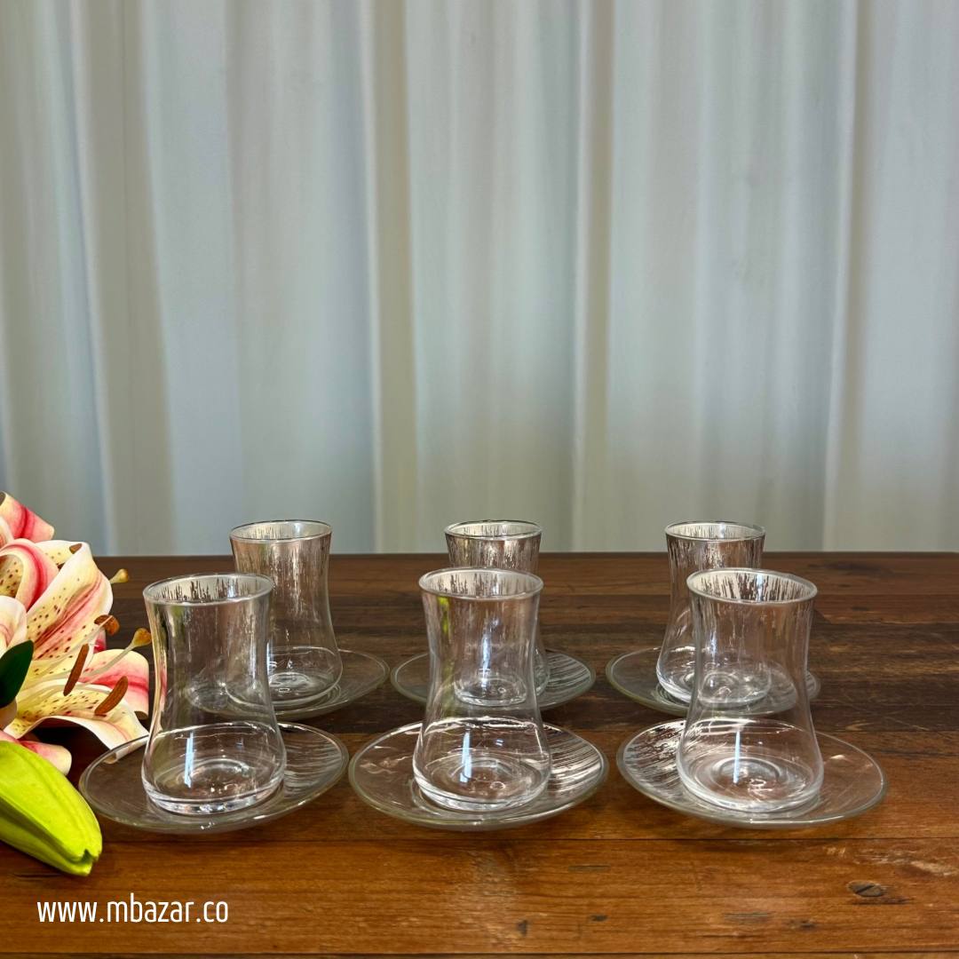 کوپێکی چای شووشەیی لێواری زیو و سێتێکی ساوسێر