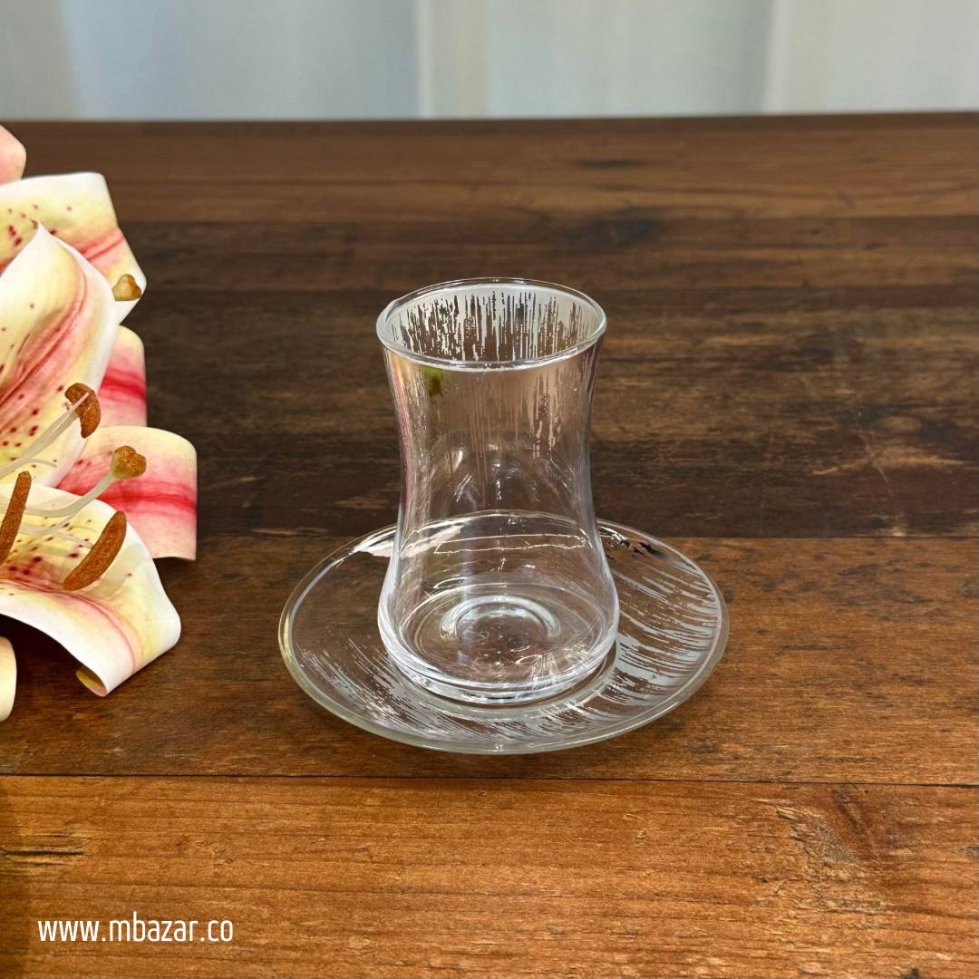 کوپێکی چای شووشەیی لێواری زیو و سێتێکی ساوسێر