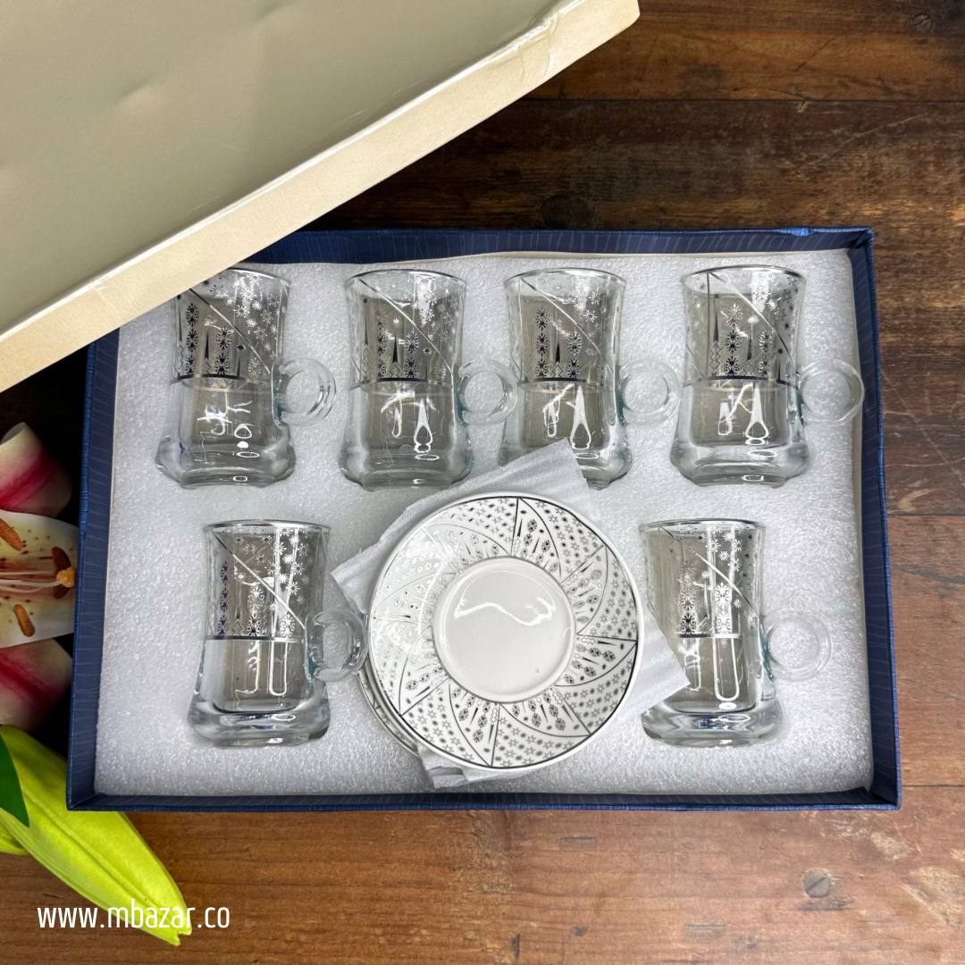 کوپێکی چای شووشەیی لێواری زیو و سێتێکی ساوسێر