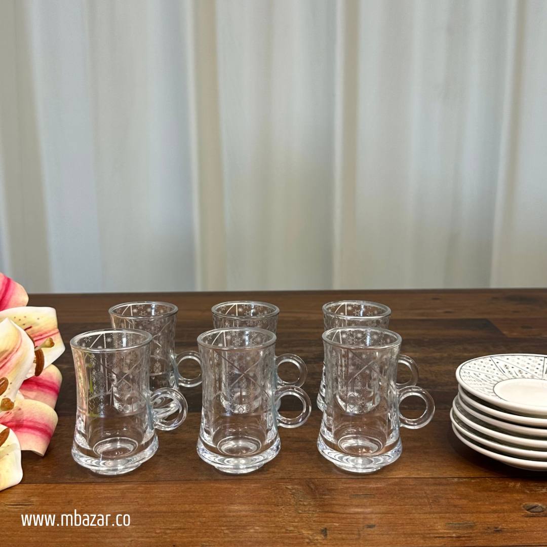 کوپێکی چای شووشەیی لێواری زیو و سێتێکی ساوسێر