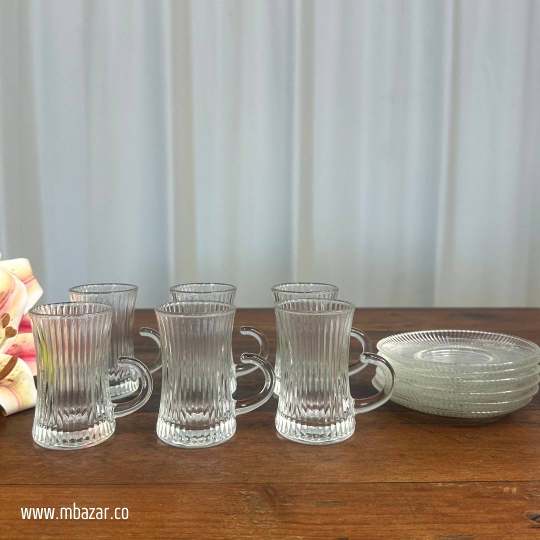 کوپێکی چای شووشەیی سادە و سێتی ساوسێر