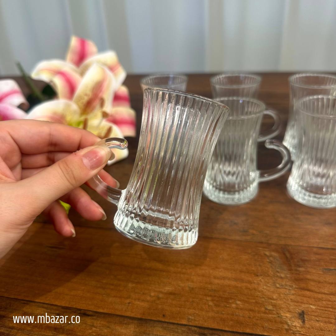 کوپێکی چای شووشەیی سادە و سێتی ساوسێر
