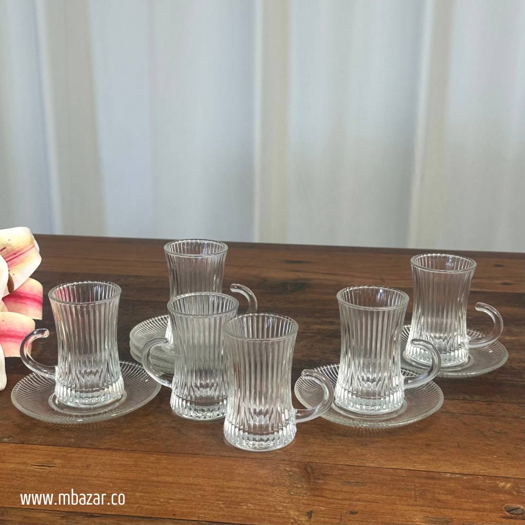کوپێکی چای شووشەیی سادە و سێتی ساوسێر