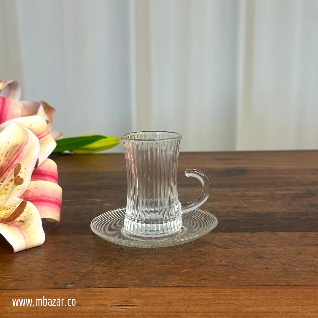 کوپێکی چای شووشەیی سادە و سێتی ساوسێر