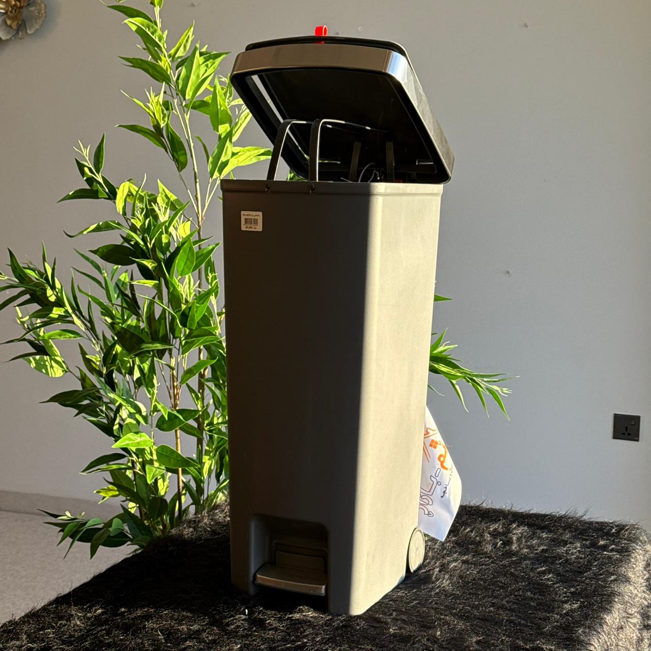 سەبەتەی پاشماوەی پێداڵی تەنک بە تایە