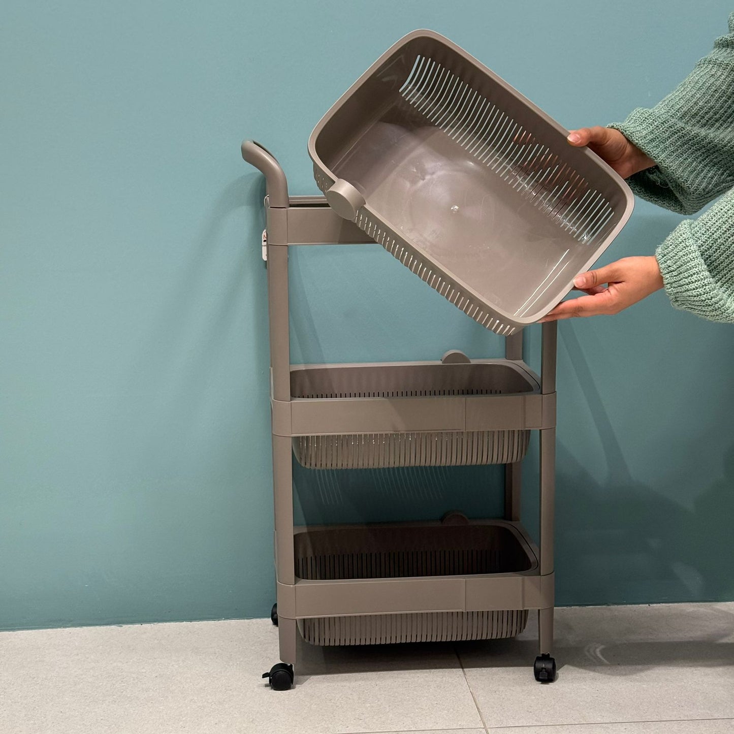 عربة تخزين بلاستيكية بطابقين وثلاثة طوابق مع عجلات