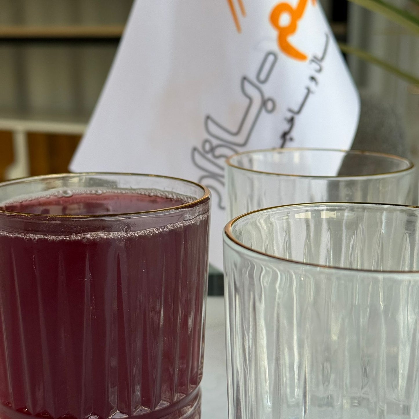 سێت پەرداخی شووشەی ڕوون و جوان بە ڕیمی زێڕین