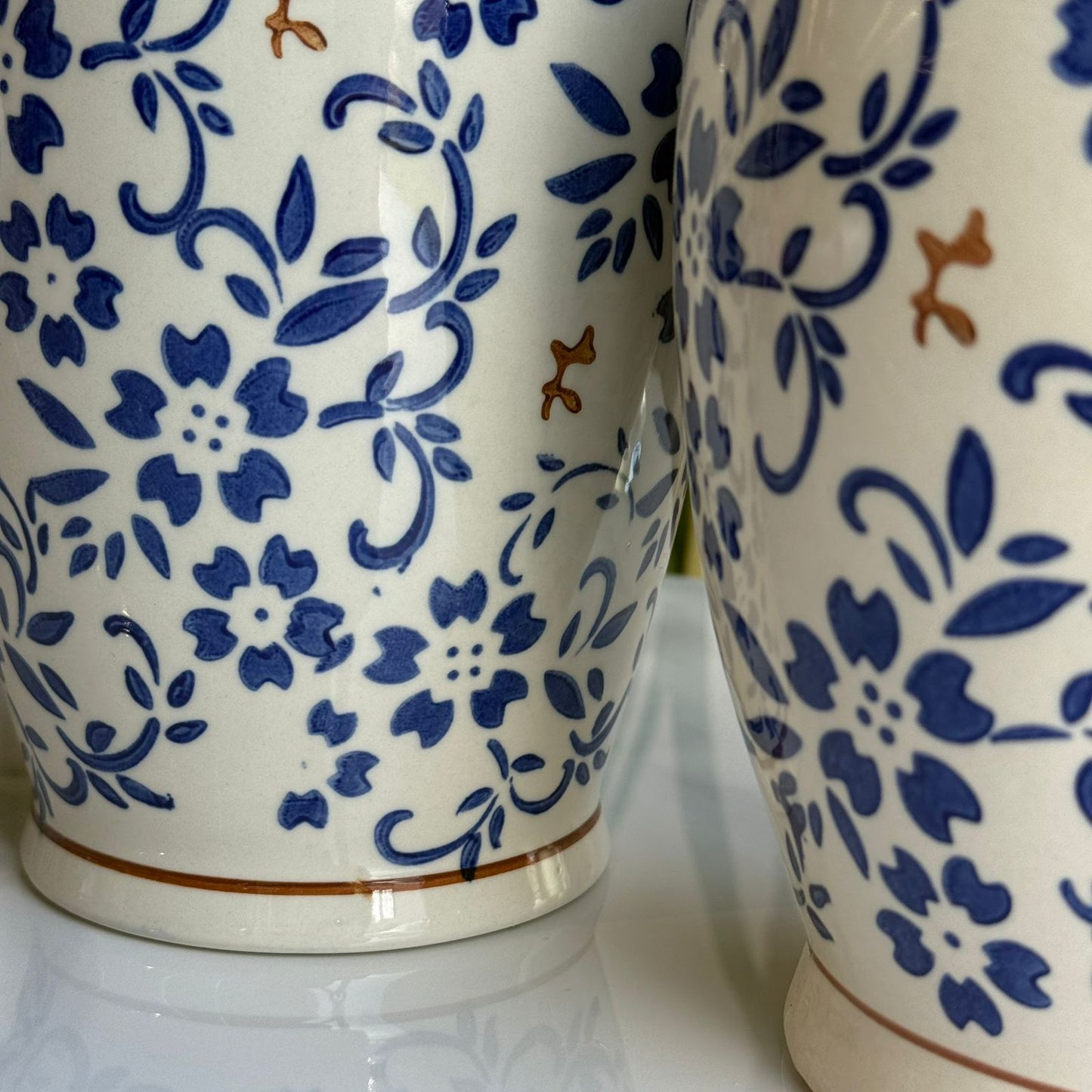 مجموعة مزهرية كلاسيكية كلاسيكية من الزهور الخضراء