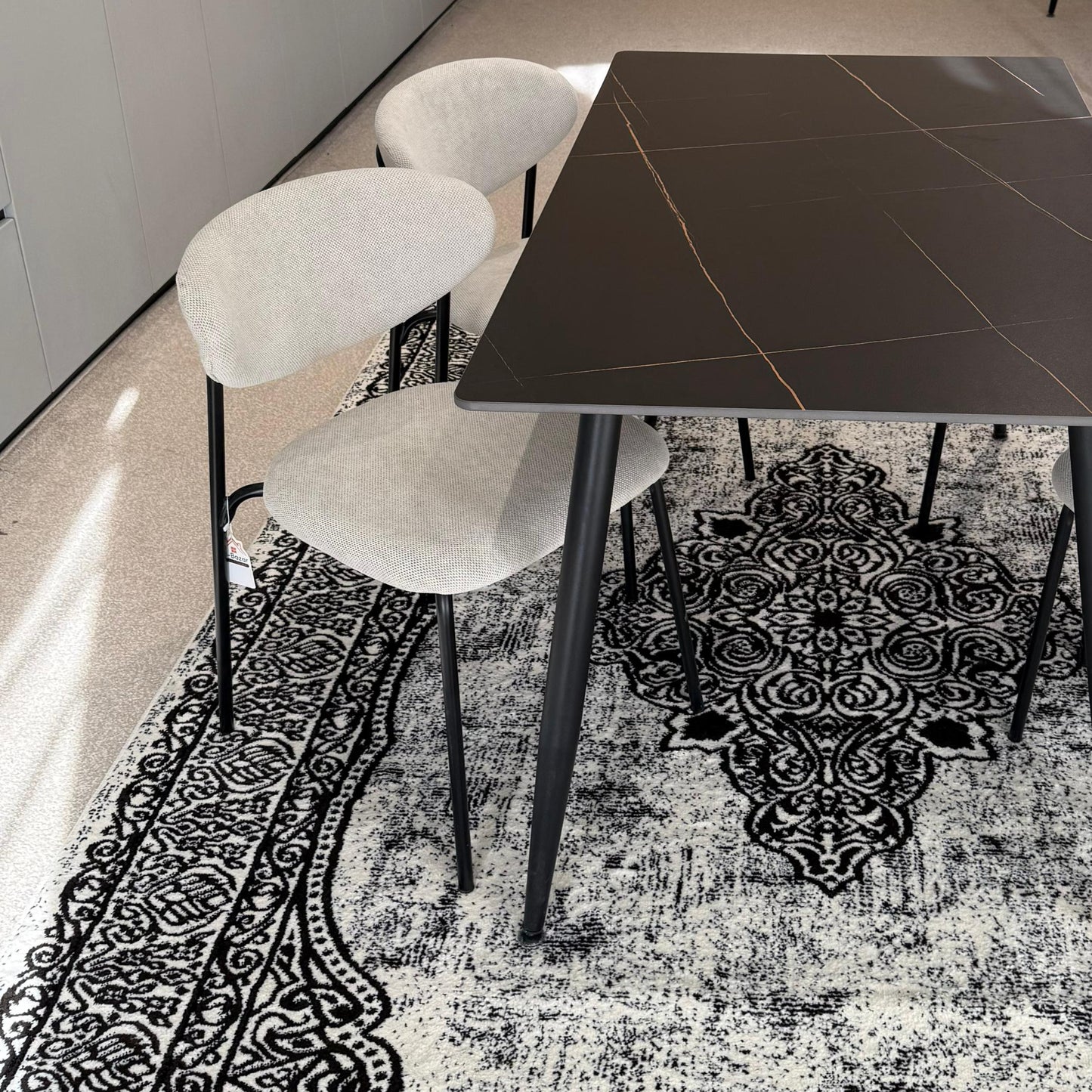 Dany Table و Luca Chairs مجموعة الطعام - Black & Gray
