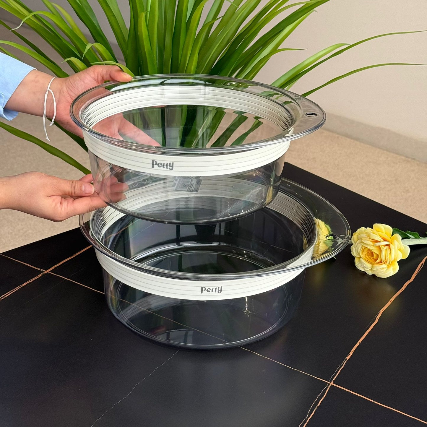 دەفری هەڵگرتنی خۆراکی ئەکریلیکیی بە سەرەوە