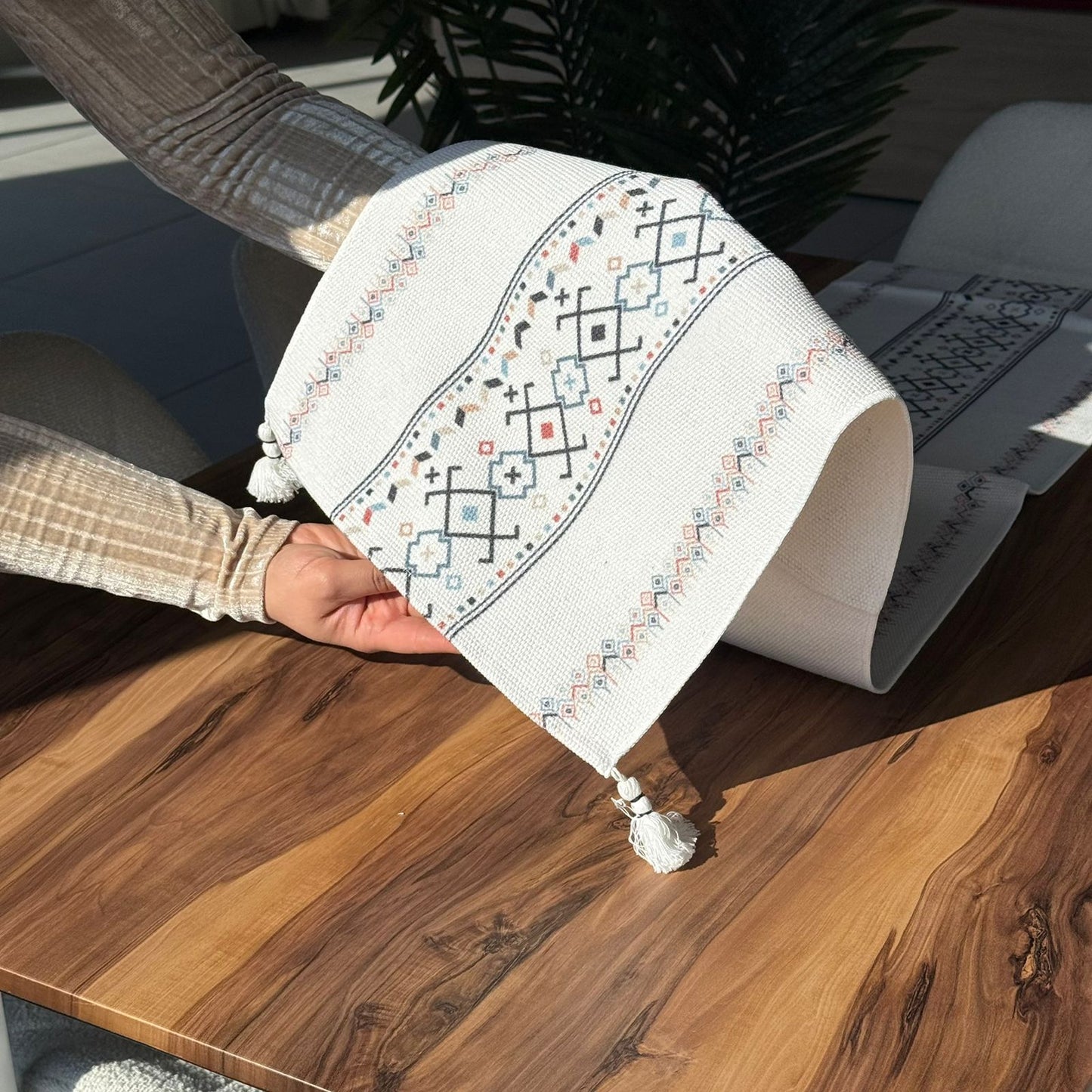 مفرش طاولة منسوج مزخرف مقاس 30 × 180 سم مع تفاصيل شرابة