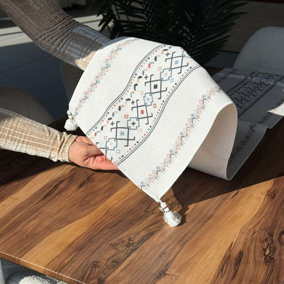 مفرش طاولة منسوج مزخرف مقاس 30 × 180 سم مع تفاصيل شرابة