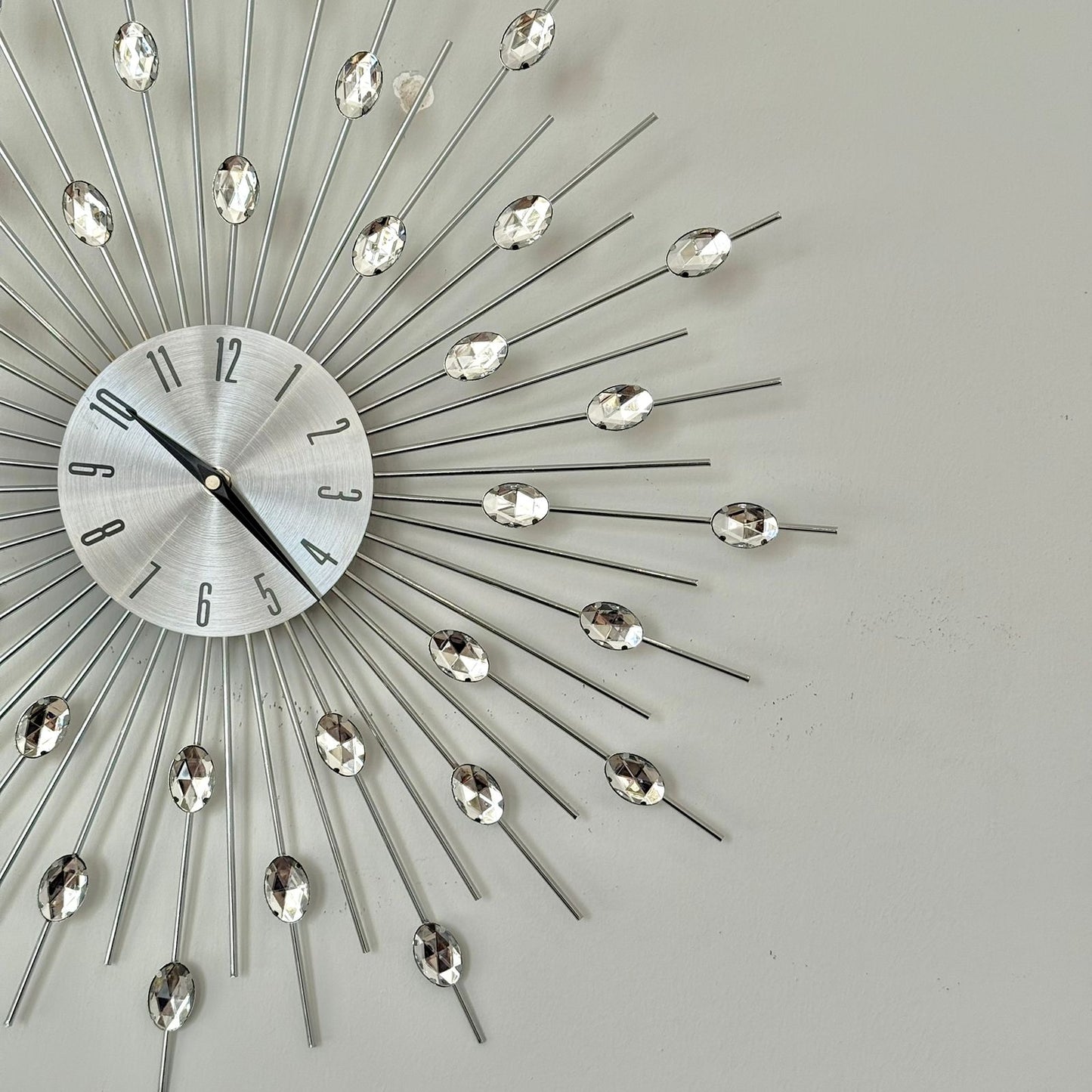 ساعة حائط بتصميم ماسي معلقة