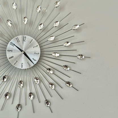 ساعة حائط بتصميم ماسي معلقة