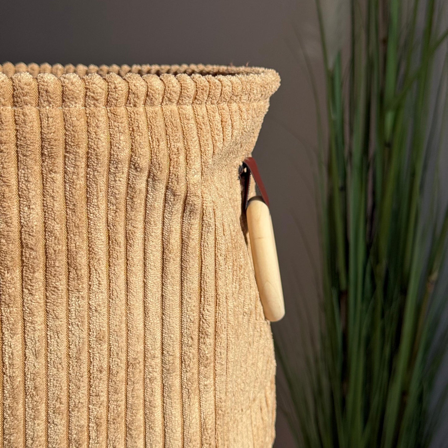 سلة تخزين Corduroy مع مقابض حلقة خشبية