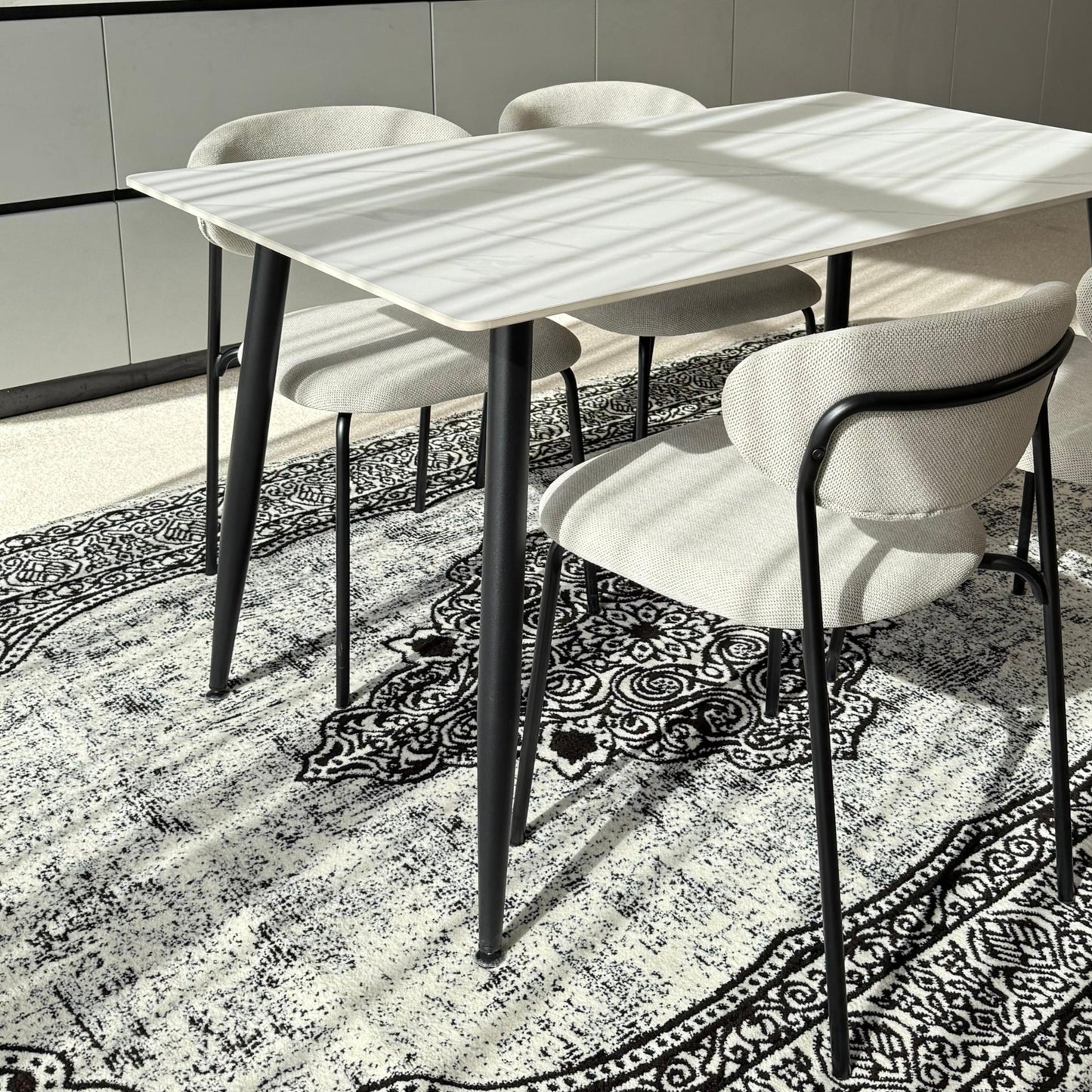 Dany Table و Luca Chairs مجموعة الطعام - Black & Gray