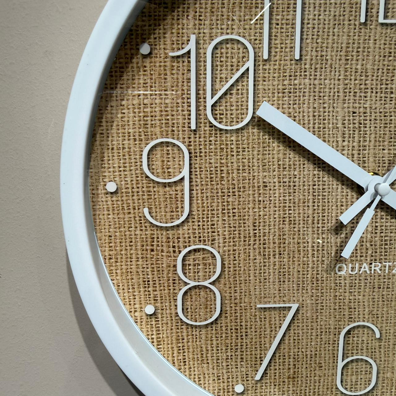 کاتژمێری دیواری پێکهاتە بە شێوەی دار